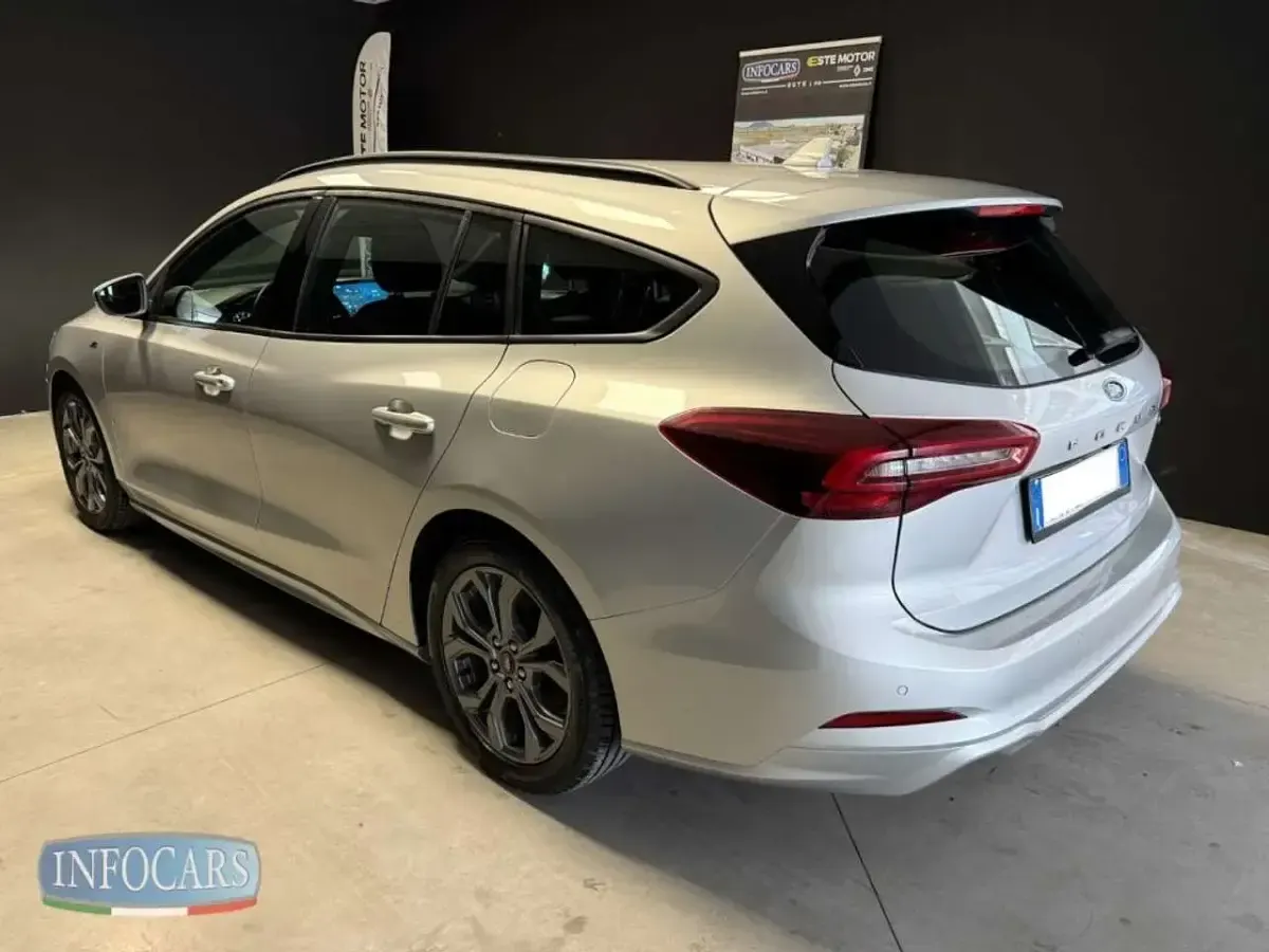 Usata Ford Focus ST-Line 155 CV (114 kW) 2023 Argento metallizzato Station wagon