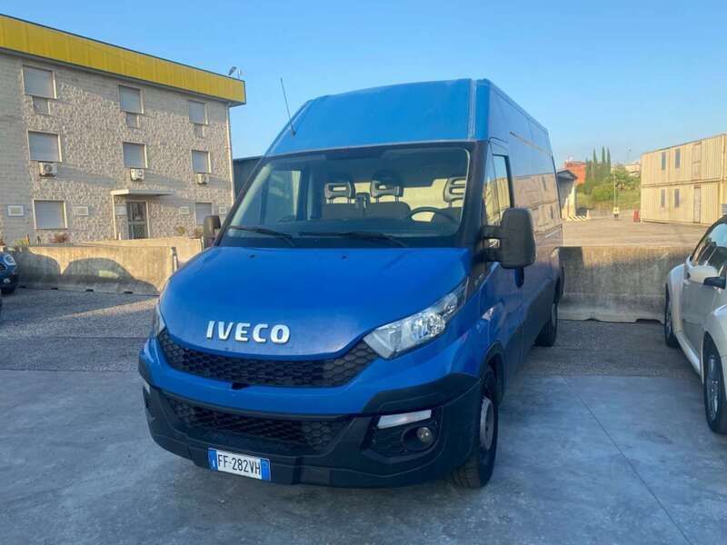 Usata Iveco Daily 126 CV (92 kW) 2017 Blu/azzurro Furgone