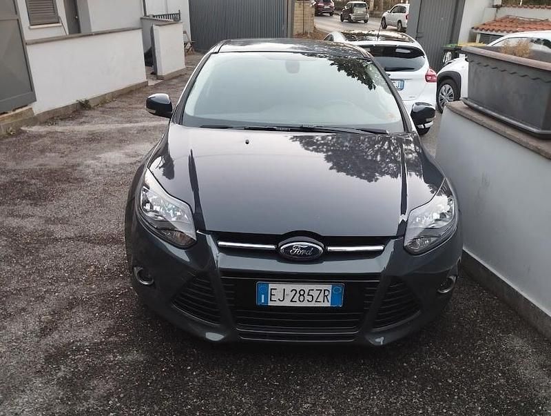 Grigio Usata 2011 Ford Focus Tre volumi | 2500 € (Ottimo prezzo) - Immagine 1/4