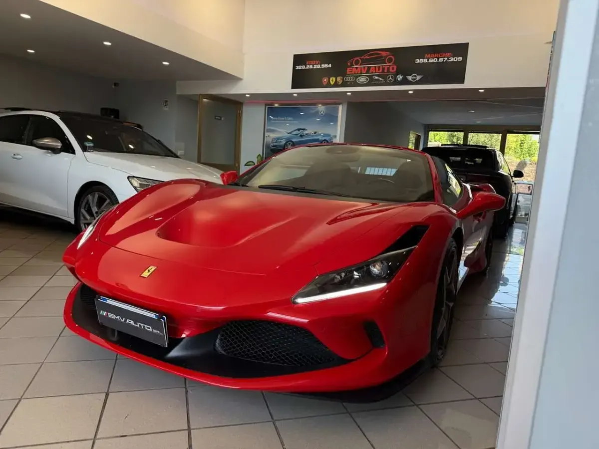Usata Ferrari F8 721 CV (530 kW) 2022 Rosso Cabrio