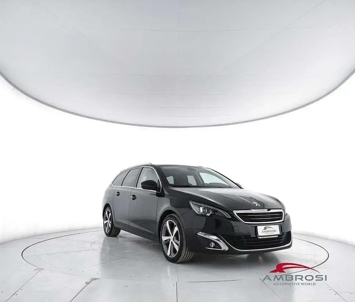 Usado Peugeot 308 Allure 120 CV (88 kW) 2016 Negro Familiar