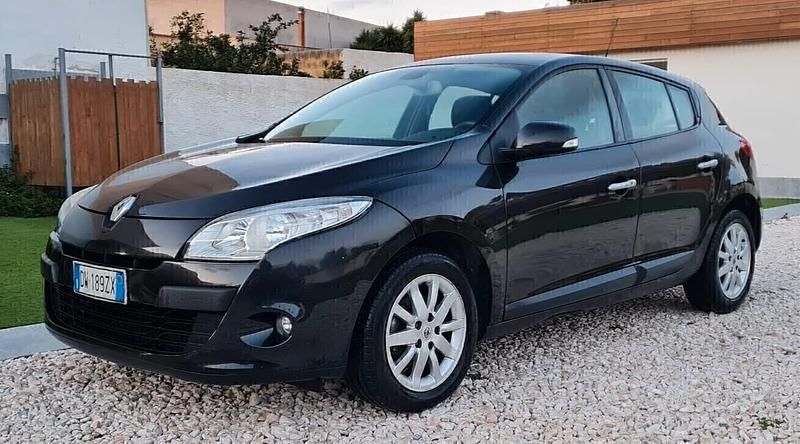 Nero Usata 2009 Renault Mégane Dynamique Tre volumi | 3500 € (Buon prezzo) - Immagine 1/4