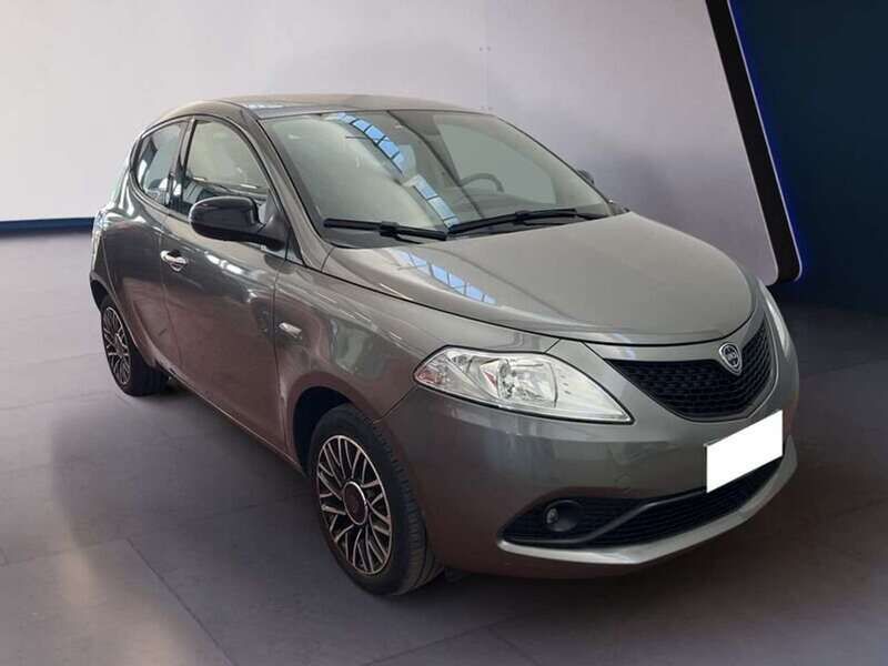 Usata Lancia Ypsilon Gold 70 CV (51 kW) 2021 Grigio Utilitaria