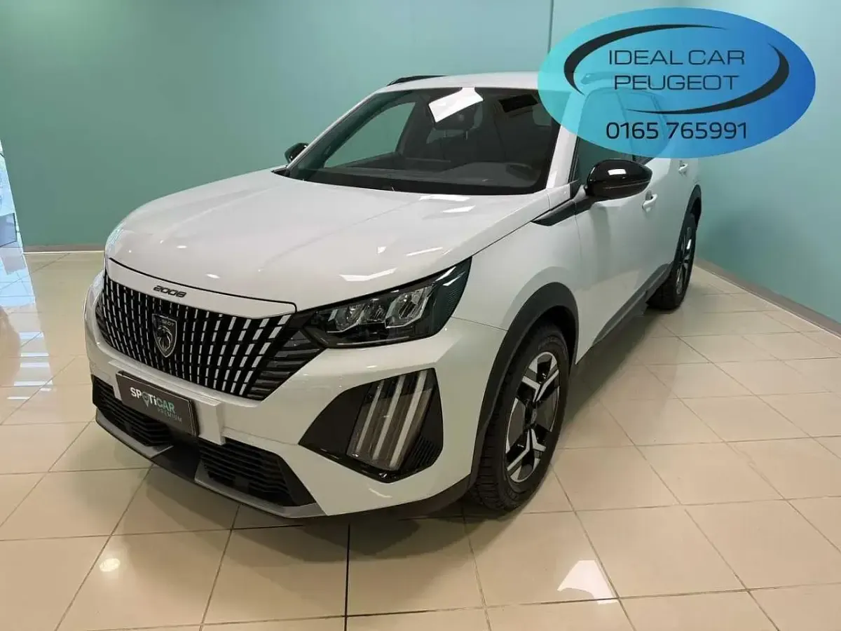 Usata Peugeot 2008 Allure 102 CV (75 kW) 2024 Bianco SUV