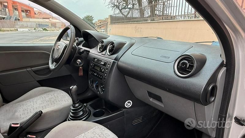 Usata Ford Fiesta 2004 Grigio Utilitaria