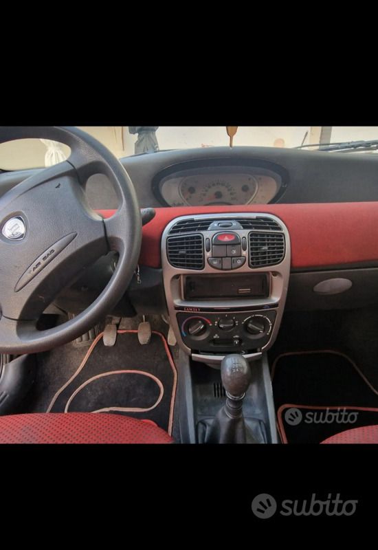 Usata Lancia Ypsilon 80 CV (58 kW) 2001 Nero Utilitaria