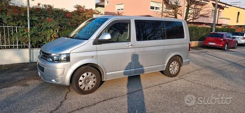 Grigio Usata 2011 VW Caravelle Monovolume | 22.900 € (Molto cara) - Immagine 1/4