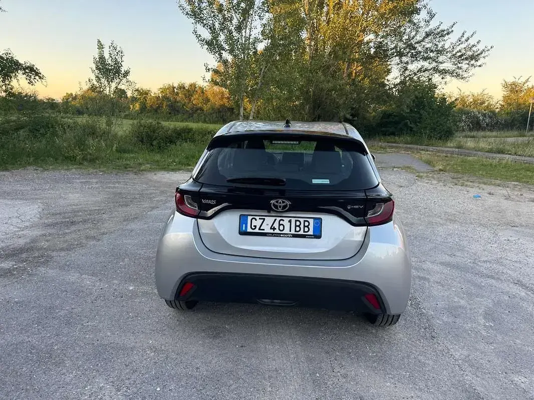 Usata Toyota Yaris Hybrid Trend 92 CV (67 kW) 2025 Argento Berlina