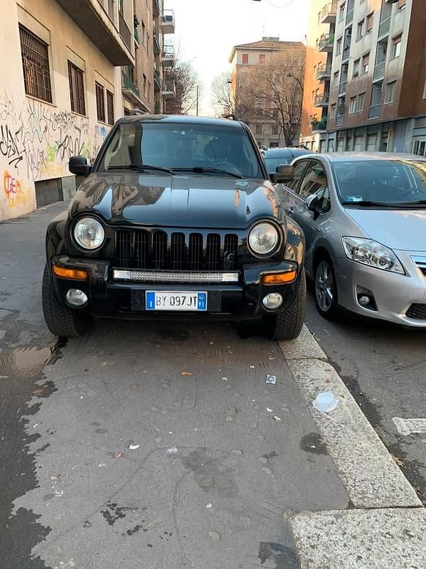 Nero Usata 2002 Jeep Cherokee SUV | 7300 € (Buon prezzo) - Immagine 1/4