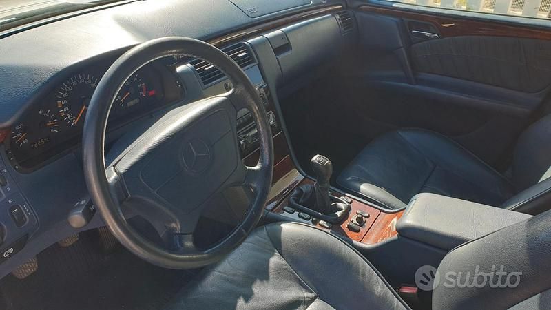 Usata Mercedes E200 1998 Grigio Berlina