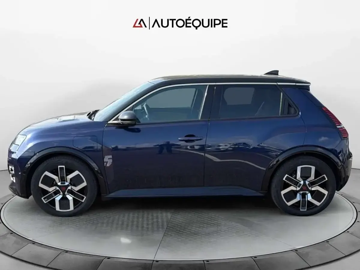 Begagnad Renault 5 E-Tech Iconic 110 kW (150 HK) 2024 Blå Halvkombi