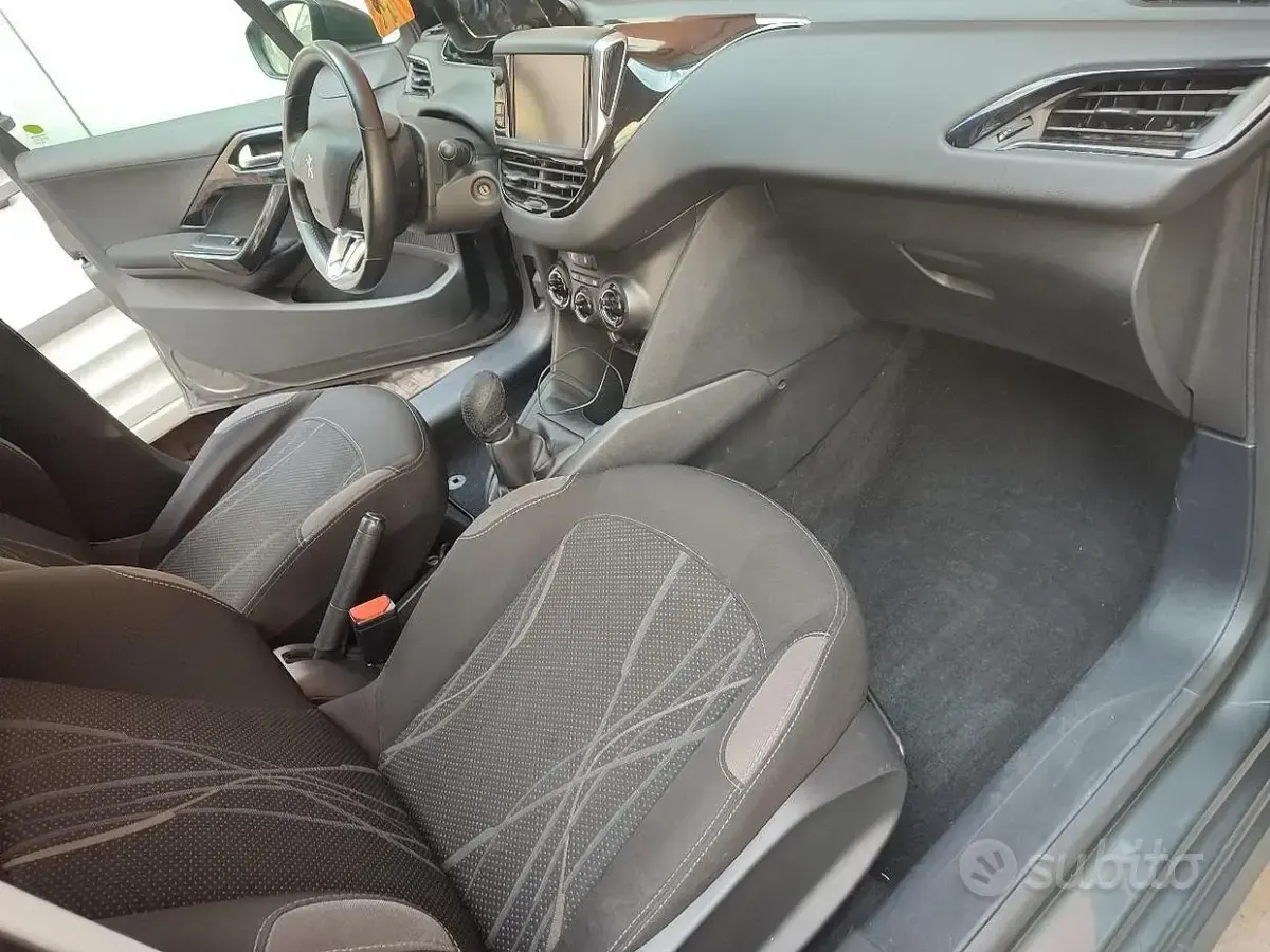 Usata Peugeot 208 82 CV (60 kW) 2015 Grigio Utilitaria