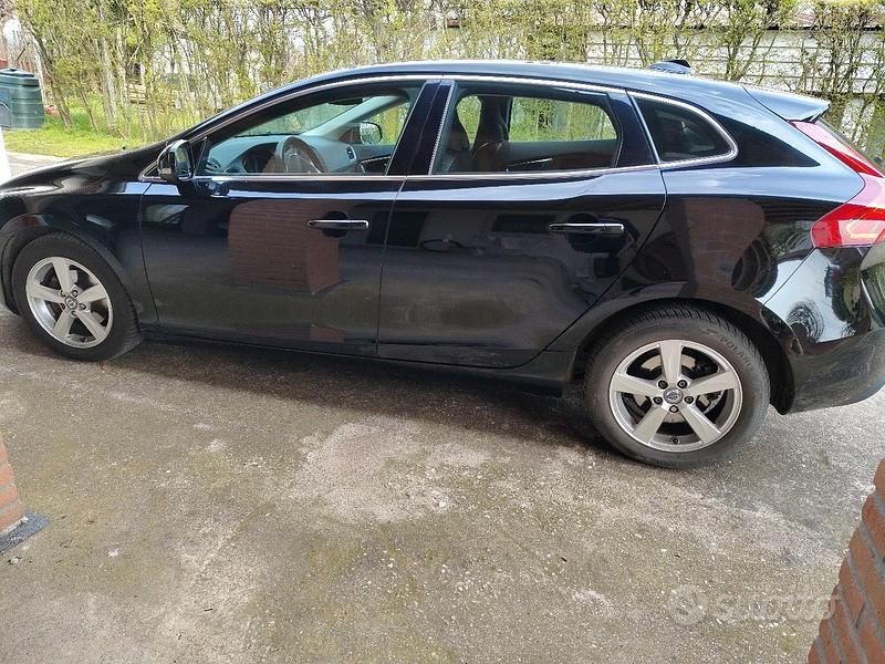 Usata Volvo V40 Momentum 114 CV (83 kW) 2013 Nero Berlina