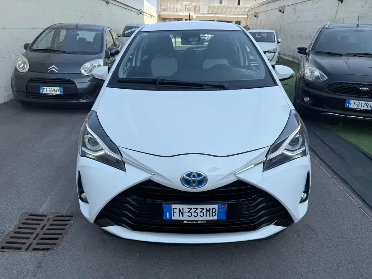Usata Toyota Yaris Hybrid 73 CV (53 kW) 2018 Bianco Berlina