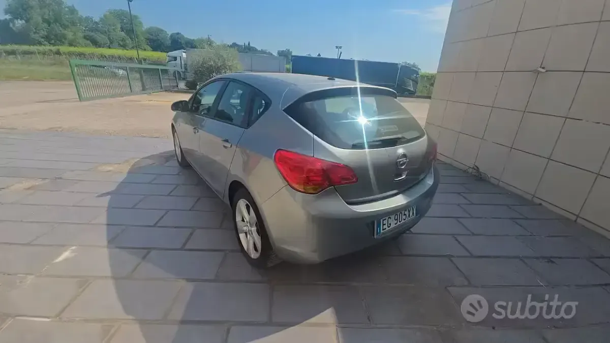 Usata Opel Astra 100 CV (73 kW) 2011 Grigio Berlina