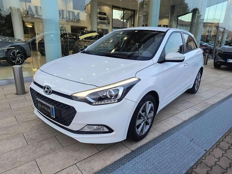 Usata Hyundai i20 Comfort 84 CV (61 kW) 2015 Polar white Utilitaria