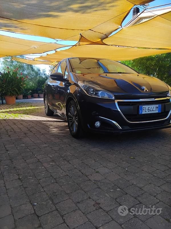 Grigio Usata 2017 Peugeot 208 Due volumi | 5000 € (Super prezzo) - Immagine 1/4