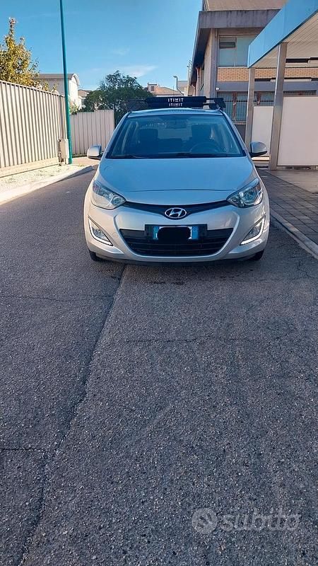 Grigio Usata 2012 Hyundai i20 Edition Tre volumi | 2700 € (Ottimo prezzo) - Immagine 1/4
