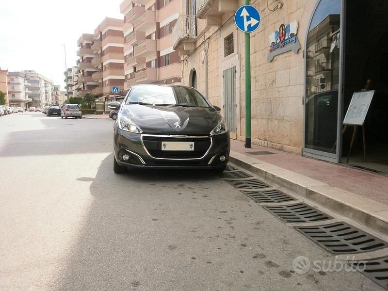 Usata Peugeot 208 Active 75 CV (55 kW) 2018 Grigio Utilitaria