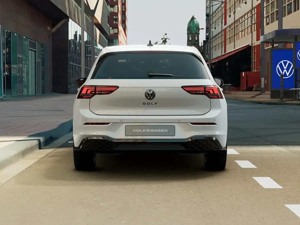 Nuova VW Golf VIII R-line Plus 150 CV (110 kW) 2026 Pure white Berlina