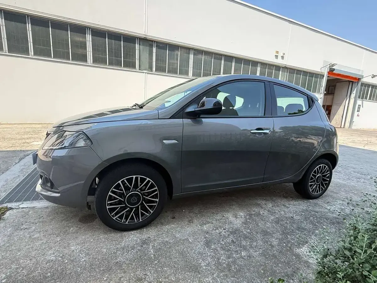 Usata Lancia Ypsilon 69 CV (50 kW) 2024 Grigio pietra metallizzato Utilitaria