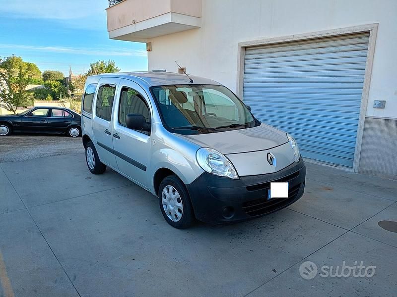 Usata Renault Kangoo 104 CV (76 kW) 2010 Argento Monovolume