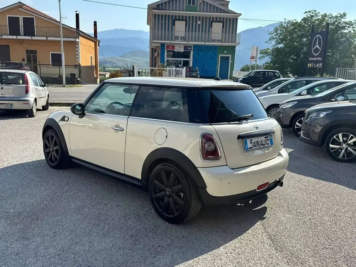 Usata Mini Cooper 75 CV (55 kW) 2010 Bianco Utilitaria