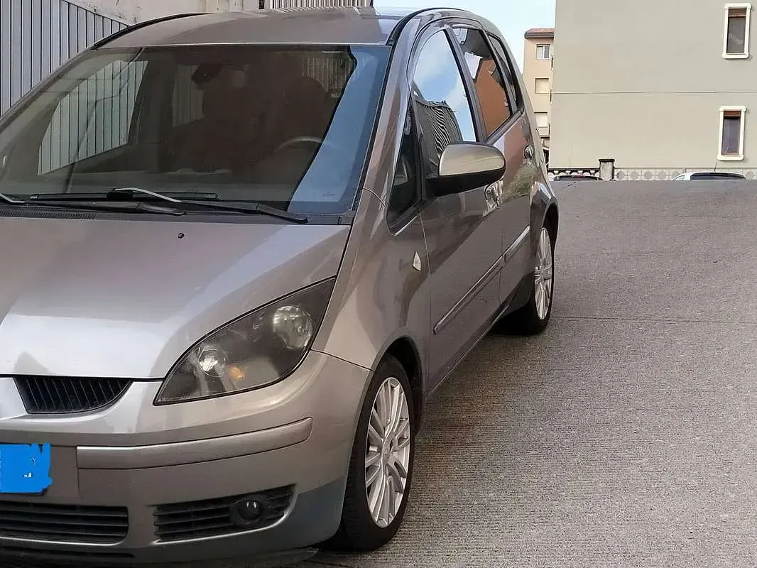 Usata Mitsubishi Colt 75 CV (55 kW) 2008 Grigio Berlina