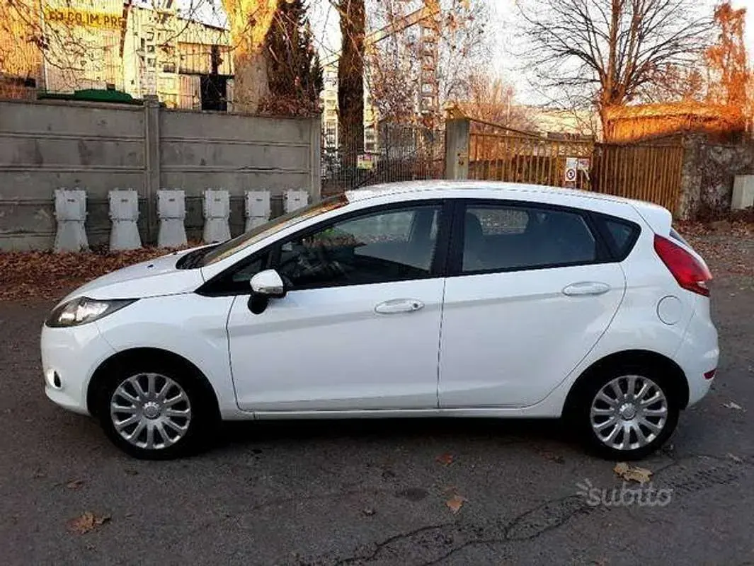 Usata Ford Fiesta 60 CV (44 kW) 2010 Bianco Berlina