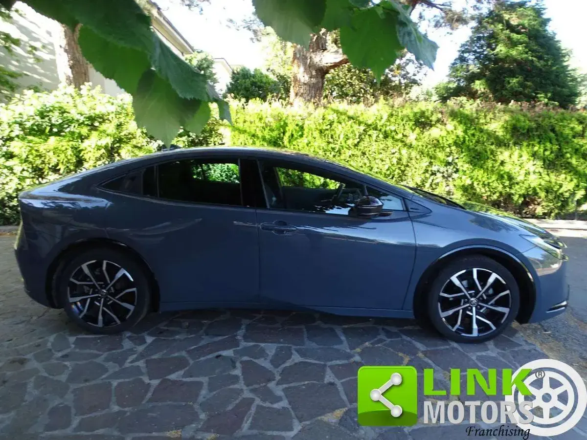 Usata Toyota Prius Lounge 151 CV (111 kW) 2023 Grigio scuro Utilitaria