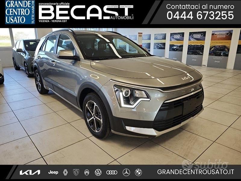 Grigio Nuova 2025 Kia Niro SUV | 30.500 € (Buon prezzo) - Immagine 1/4