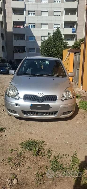Usata Toyota Yaris 75 CV (55 kW) 2005 Grigio Berlina