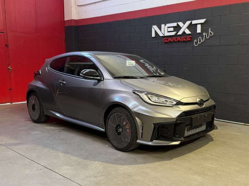 Grigio Usata 2024 Toyota Yaris Tre volumi | 54.900 € - Immagine 1/4