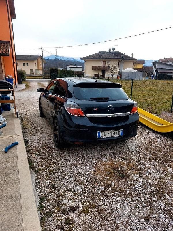 Usata Opel Astra GTC 101 CV (74 kW) 2006 Nero Berlina