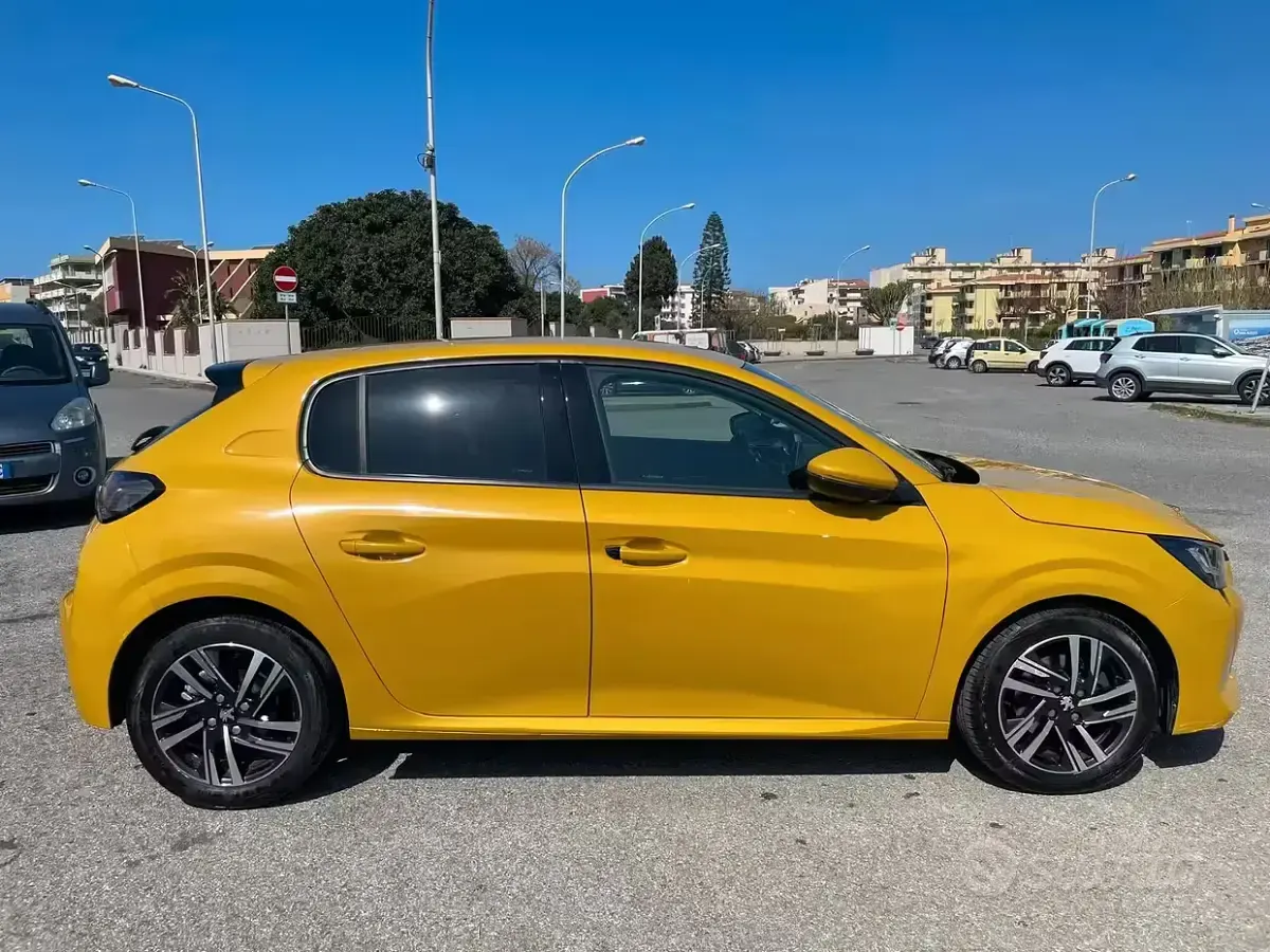 Usata Peugeot 208 Allure 102 CV (75 kW) 2020 Giallo Utilitaria