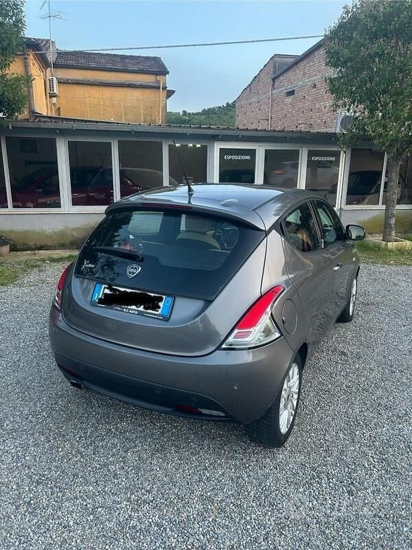 Usata Lancia Ypsilon 95 CV (69 kW) 2015 Grigio Utilitaria