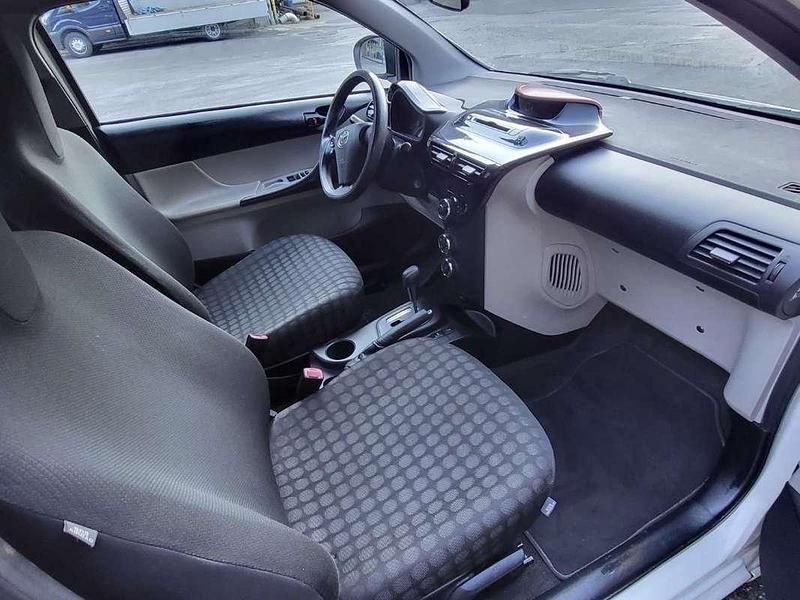 Gebraucht Toyota iQ 68 PS (50 kW) 2012 Weiß Kleinwagen