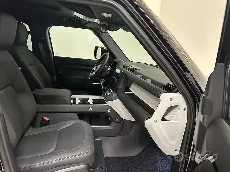Usata Land Rover Defender SE Dynamic 200 CV (147 kW) 2025 Nero SUV