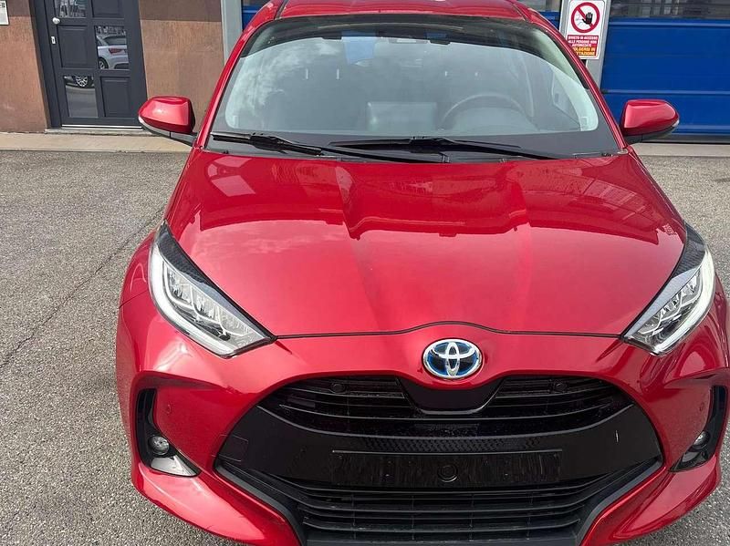 Usata Toyota Yaris Hybrid Business Edition 92 CV (67 kW) 2023 Rosso Berlina