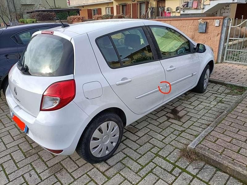 Usata Renault Clio III 75 CV (55 kW) 2010 Bianco Berlina