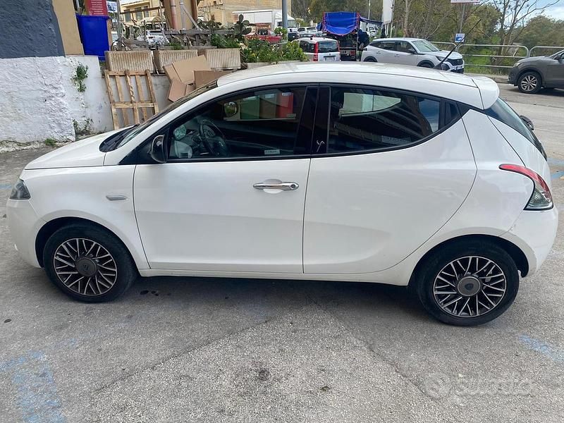 Usata Lancia Ypsilon 95 CV (69 kW) 2017 Bianco Utilitaria