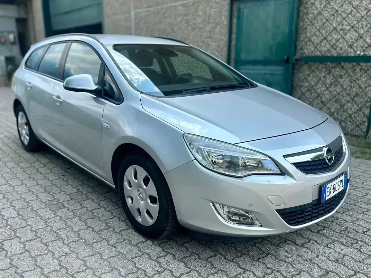 Usata Opel Astra 110 CV (80 kW) 2011 Grigio Station wagon