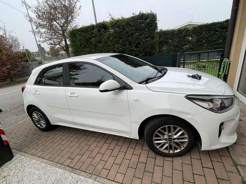 Usado Kia Rio Active 86 CV (63 kW) 2017 Blanco Berlina