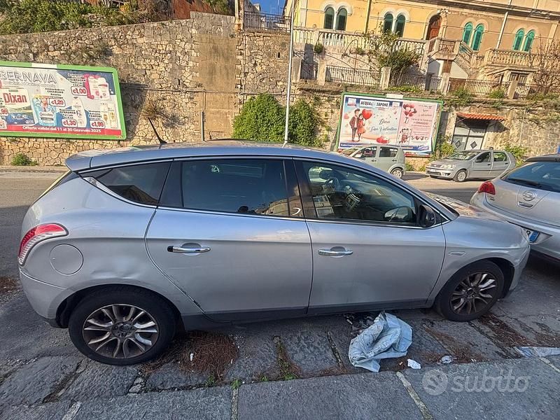 Usata Lancia Delta 105 CV (77 kW) 2012 Grigio Utilitaria