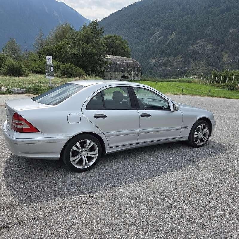 Usata Mercedes C220 Classic 150 CV (110 kW) 2005 Argento Berlina