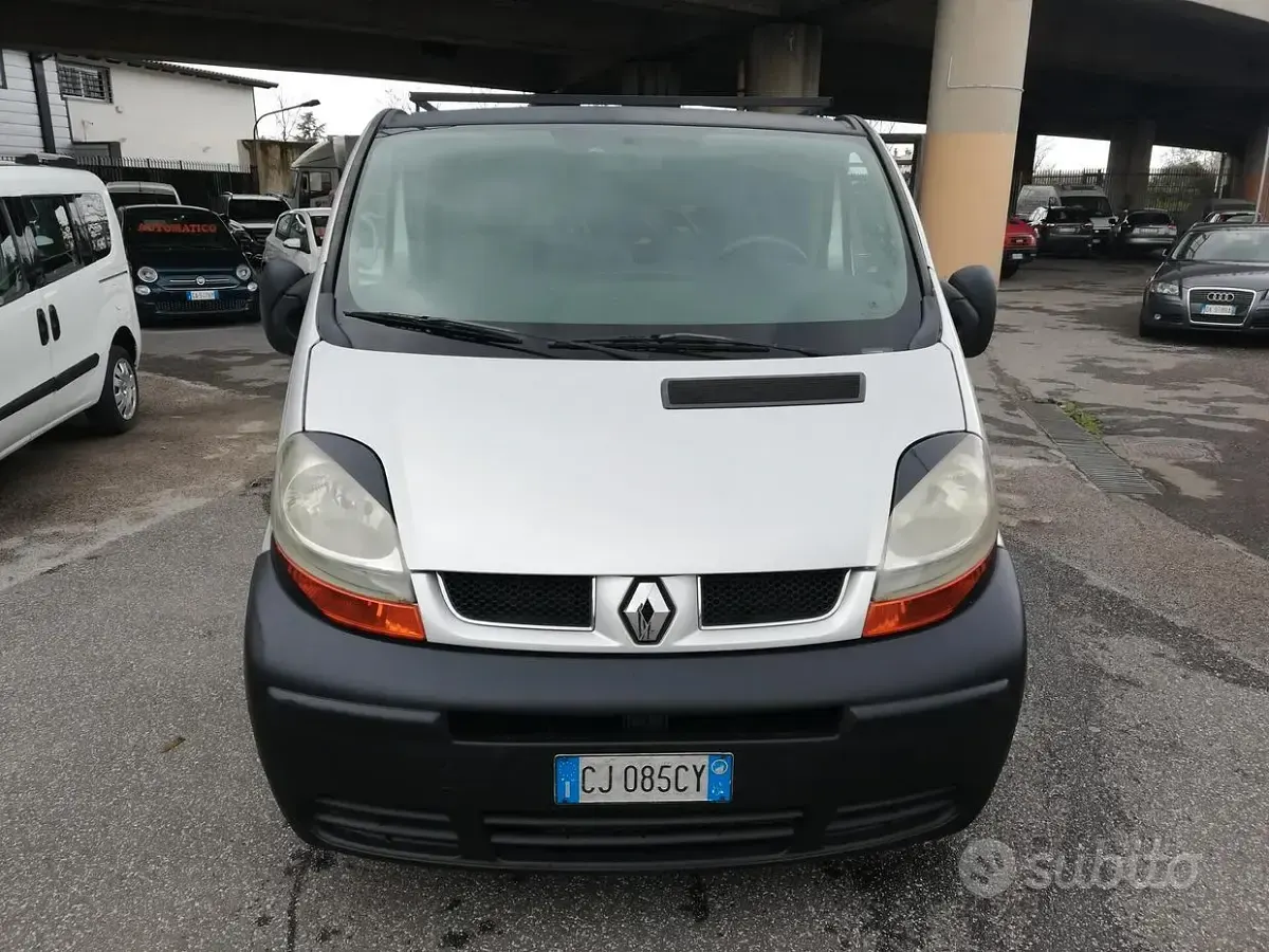 Usata Renault Trafic 100 CV (73 kW) 2003 Grigio Monovolume