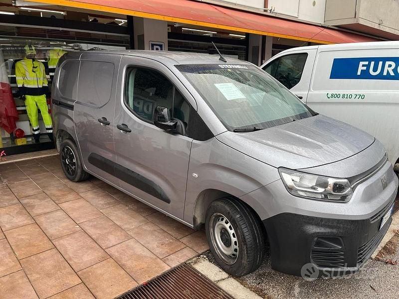 Grigio Usata 2023 Fiat Doblò Monovolume | 14.000 € (Super prezzo) - Immagine 1/4
