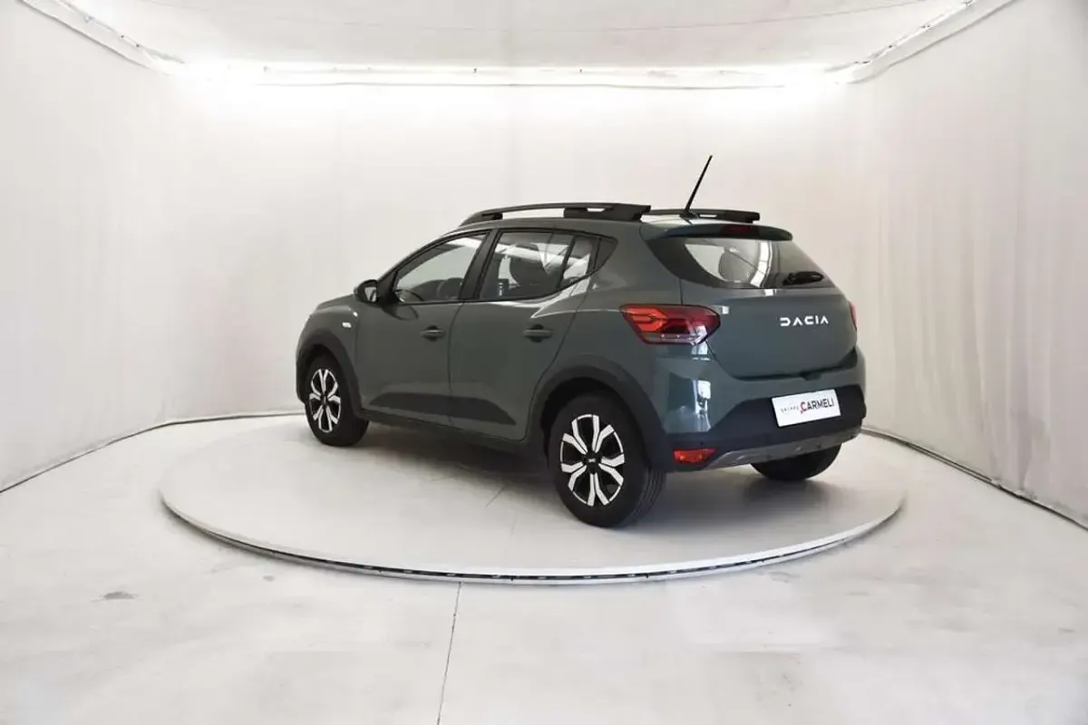 Usata Dacia Sandero Expression 101 CV (74 kW) 2023 Lichen kaki Berlina