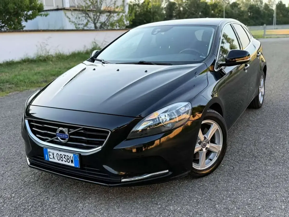 Usata Volvo V40 R-Design Kinetic 114 CV (83 kW) 2015 Nero Berlina