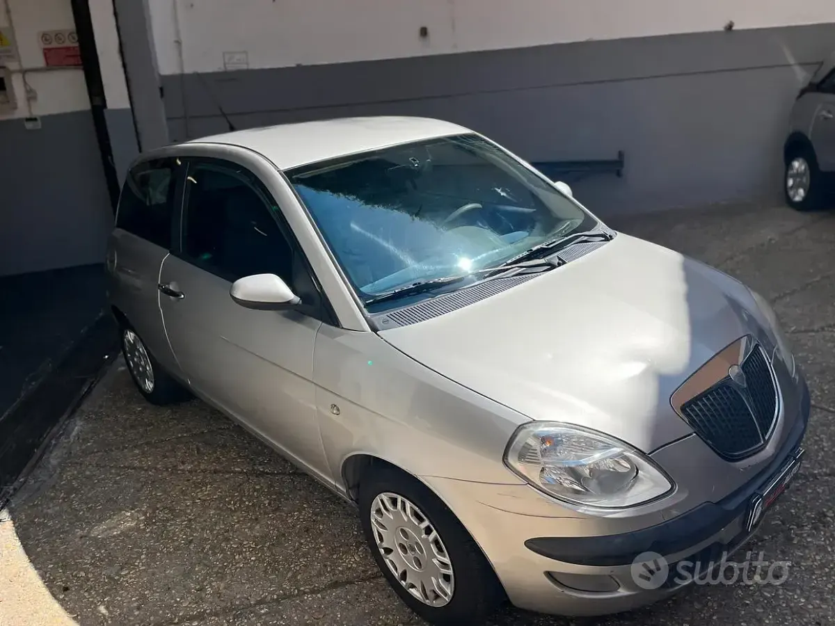 Usata Lancia Ypsilon 80 CV (58 kW) 2004 Grigio Utilitaria